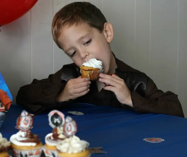 star-wars-costume-party-cupcake