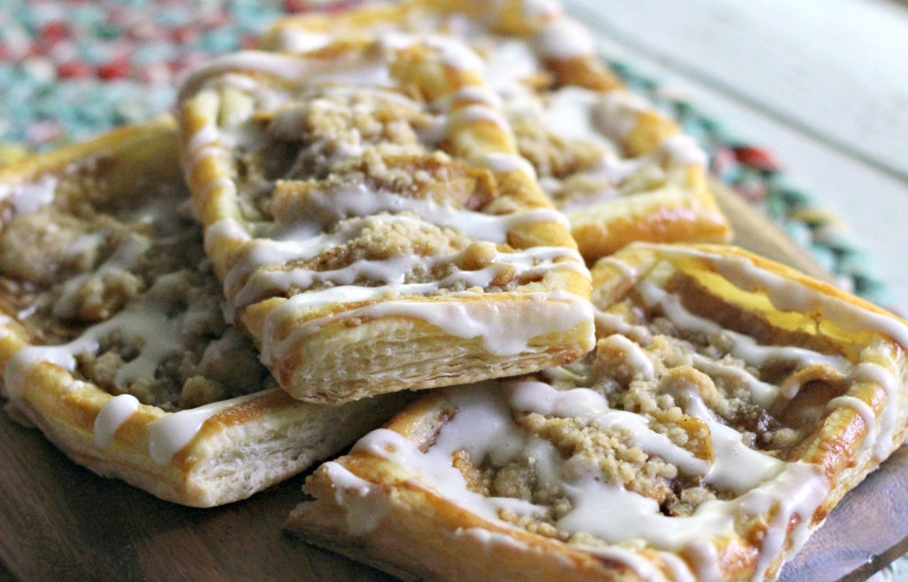 apple danish with crumble topping