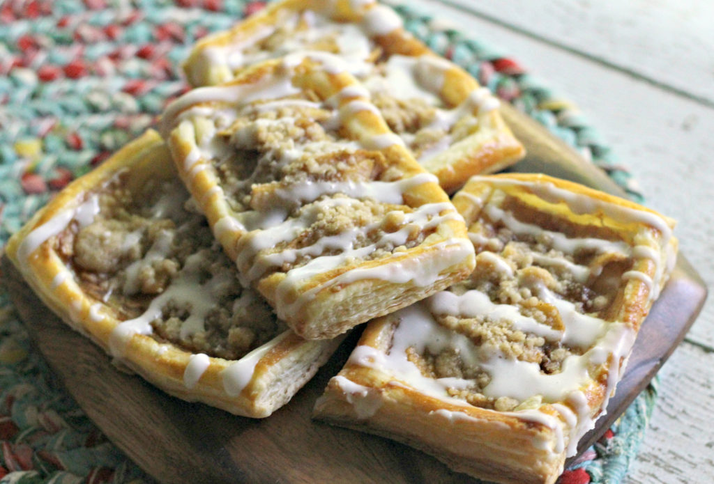 apple danish with crumble topping