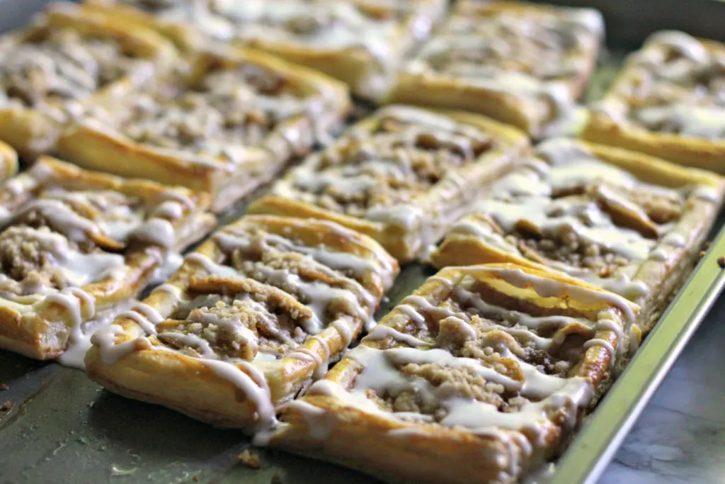 apple danish with crumble topping