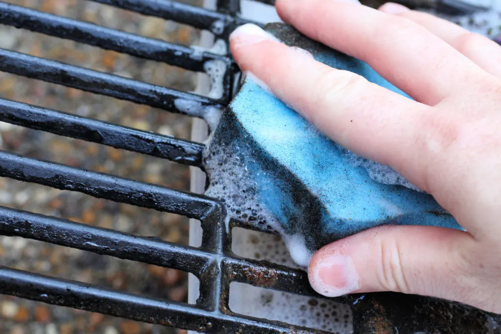 scotch brite cleaning a grill grate