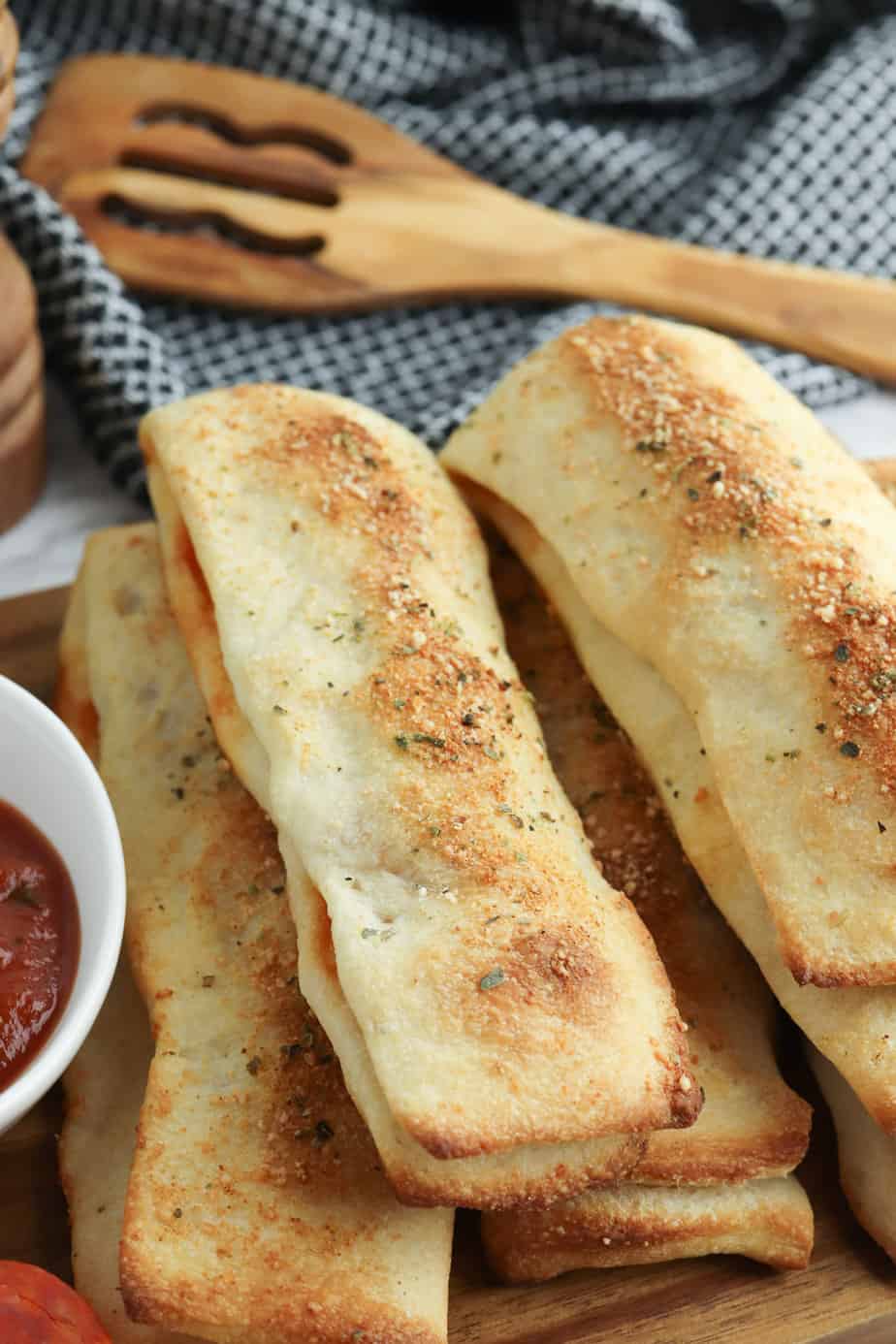 air fryer cheesy pepperoni breadsticks