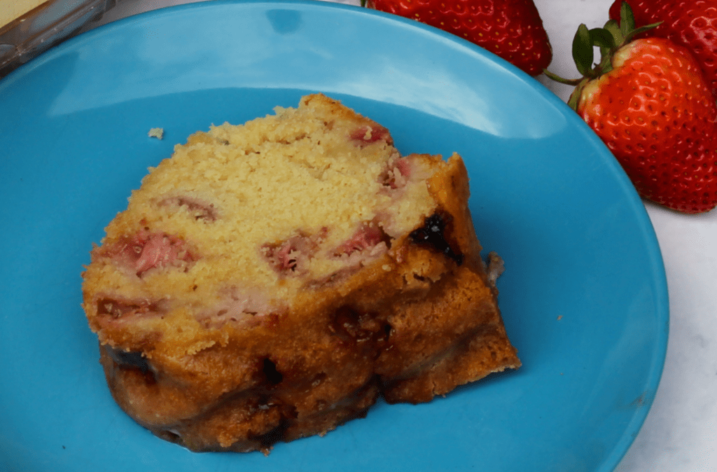 strawberry lemonade bundt cake