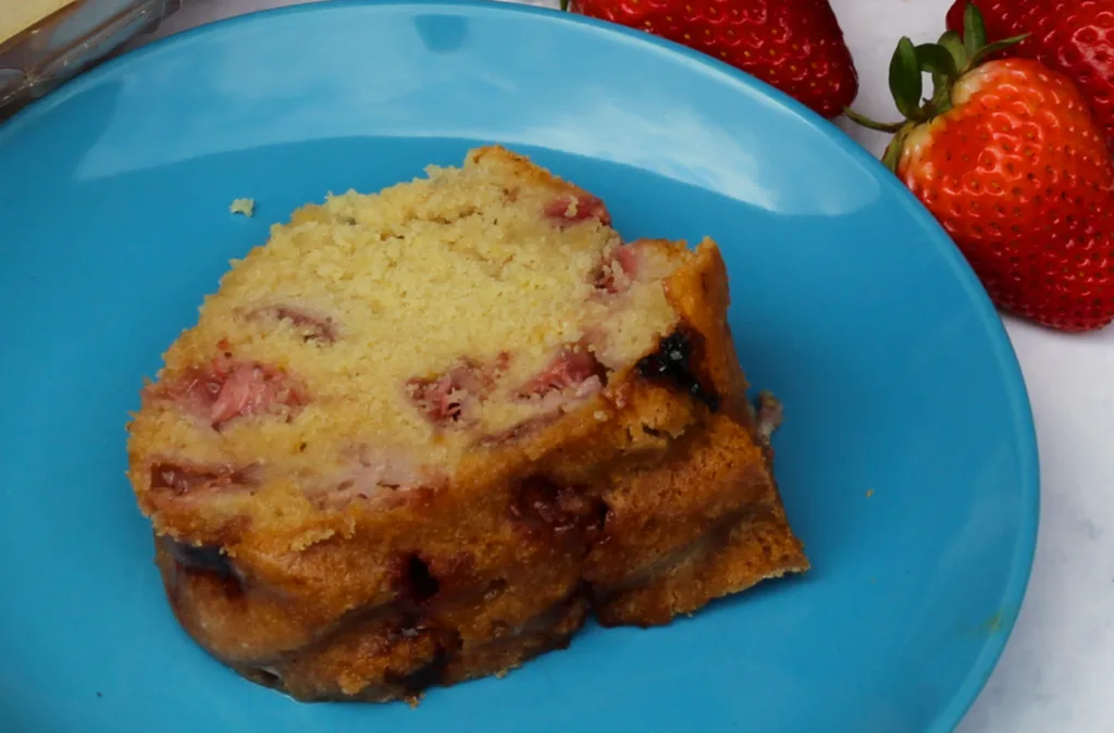 strawberry lemonade bundt cake