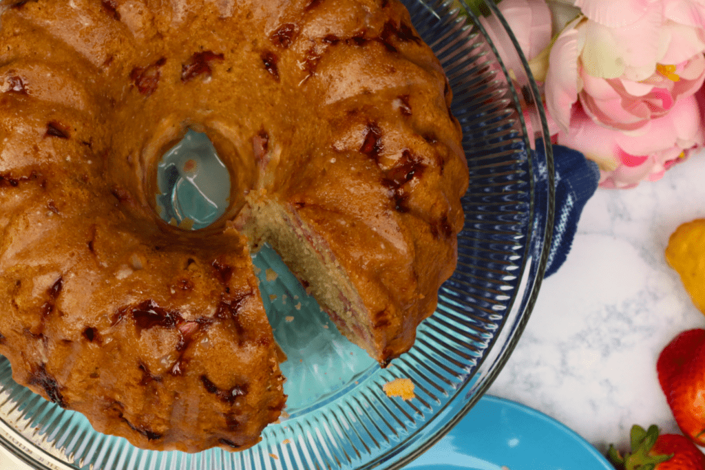 strawberry lemonade bundt cake