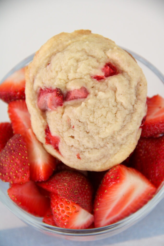 strawberry cheesecake cookies