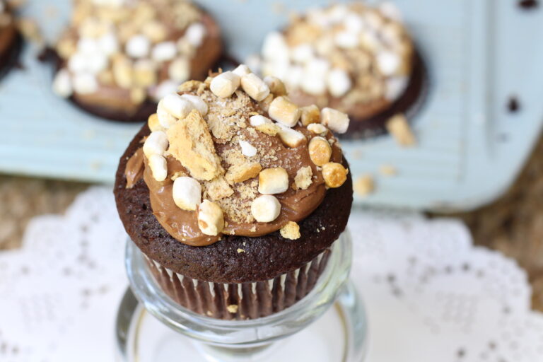 The Ultimate S'mores Cupcakes with Marshmallow Creme Inside