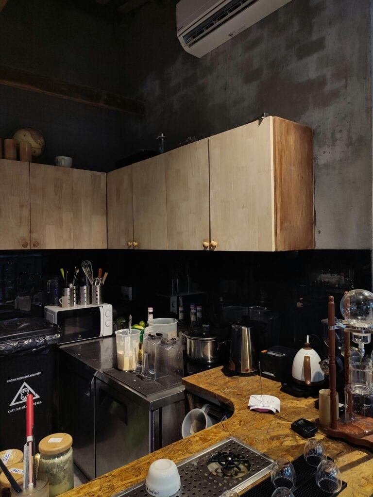 Professional Organizers Always Throw Away These 10 Clutter-Causing Kitchen Items