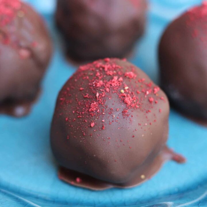 Chocolate Covered Strawberry Cake Pops